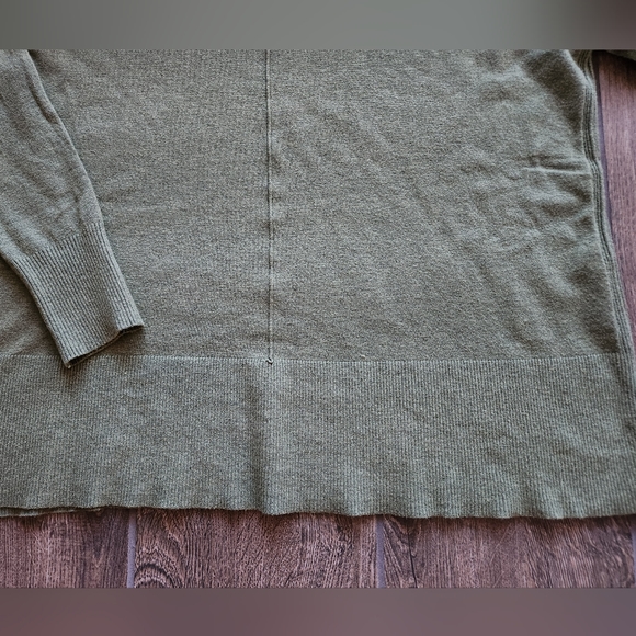 Lightweight boxy fit hooded sweater in sage green - Picture 3 of 10